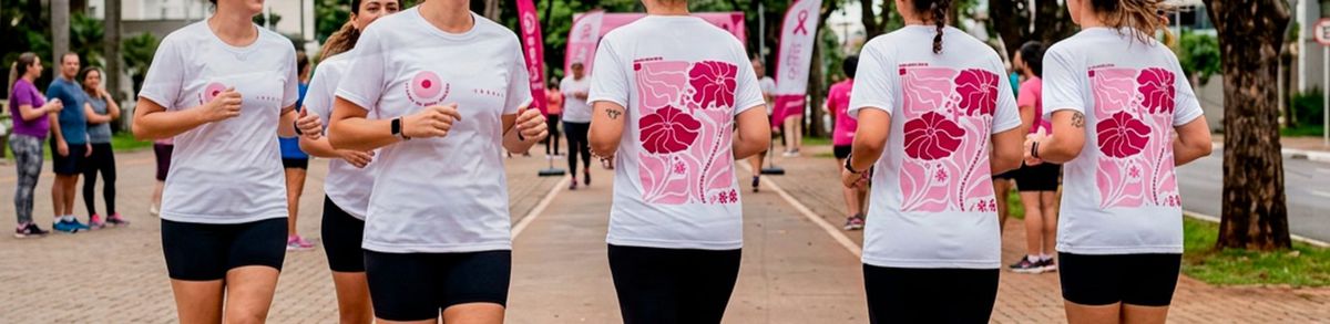 Grupo de corrida com a camiseta do Outubro Rosa